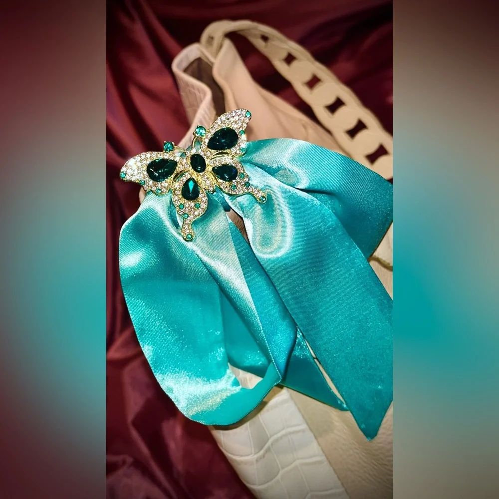 Vince Camuto Deeha Hobo Bag with VC Dust Bag - Picture 16 of 16